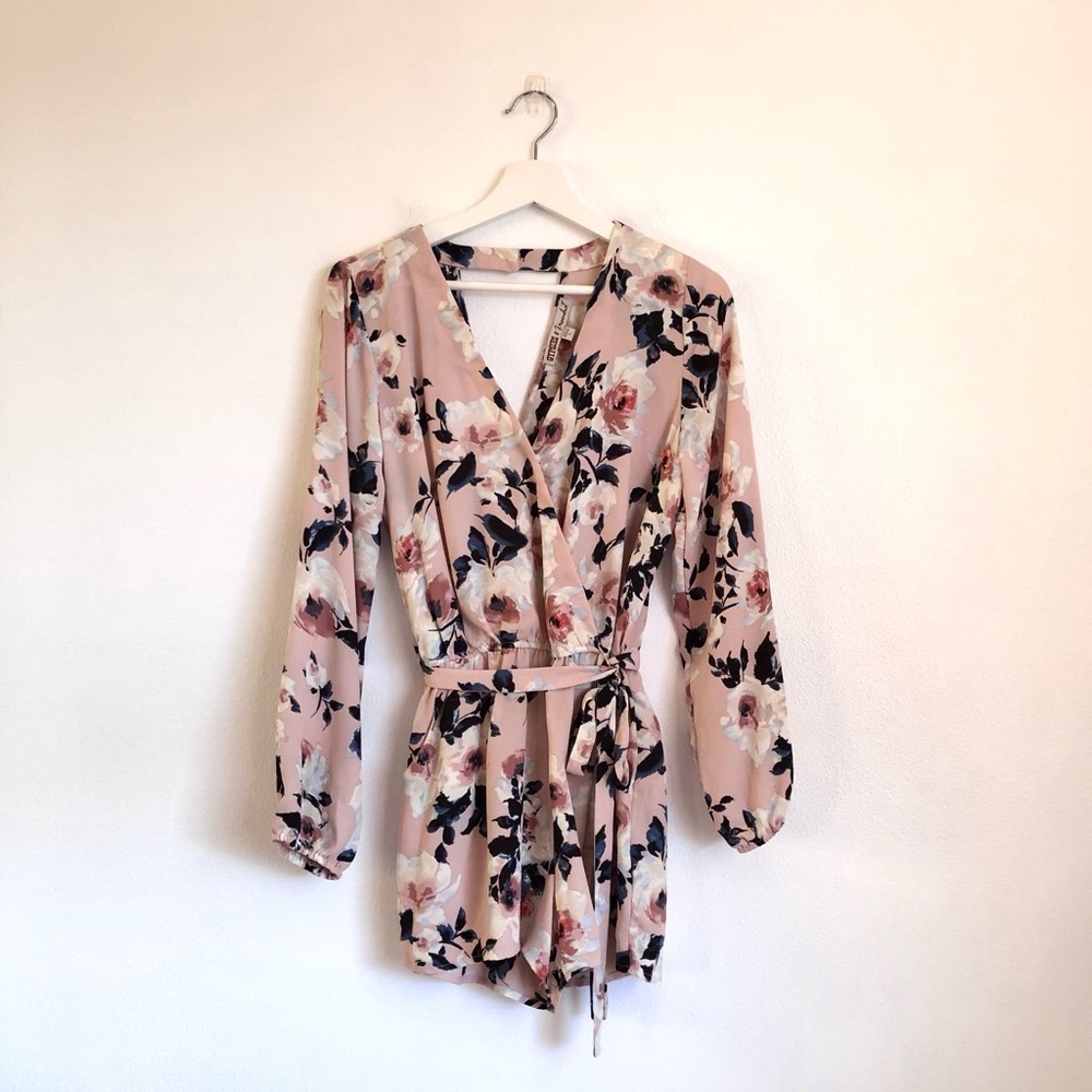 Gypsies & Moondust Soft Pink Floral Long Sleeve V-Neck Belted Romper Size Large